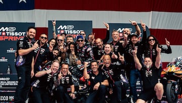 Biaggi, el tercero por la derecha, en el podio del triunfo de Martín al esprint.