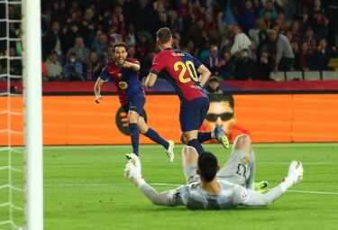 1-0. Dani Olmo recibe dentro del área balear, controla, se gira y dispara con la pierna izquierda, ajustado al palo largo de Leo Román para anotar el primer tanto azulgrana.