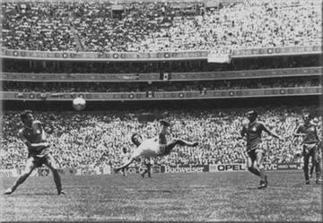 En los octavos de final del Mundial de México 1986 en los que el combinado nacional venció 2-0 a Bulgaria, Manuel Negrete se combinó con Javier Aguirre para hacer un gol de media tijera que ha quedado grabada en la memoria de los aficionados mexicanos.