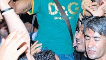 <b>UN ÍDOLO. </b>Así fue recibido Kleberson por la hinchada turca a su llegada del Manchester United.