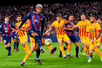 Ronal Araujo trata de controla el balón ante la oposición de Arnau Martínez dentro del área del Girona.