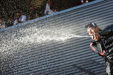 El piloto del Prima Pramac Racing celebra en el podio haberse convertido en el nuevo campeón del mundo de motociclismo.