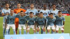 La formación inicial del Celta posa antes del inicio del partido contra el Real Madrid en Balaídos.