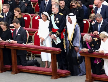 La Princesa Charlene de Mónaco, el Príncipe Alberto II de Mónaco, la Gran Duquesa María Teresa, el Gran Duque Enrique de Luxemburgo, la Princesa Sofía de Liechtenstein de Bélgica, Alois, Príncipe Heredero de Liechtenstein, la Reina Letizia de España, el Rey Felipe VI de España y el Jeque Saud bin Saqr al Qasimi rezan durante la Misa de Inauguración del Papa León XIV en la Plaza de San Pedro