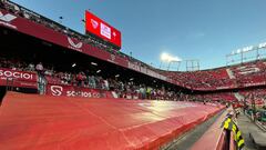 Una lona cubría los sectores del Sánchez-Pizjuán cerrados ante el Celta.