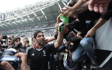 TURIN, ITALY - MAY 19:  Gianluigi Buffon of Juventus FC greets the fans in his last match for the club prior to the serie A match between Juventus and Hellas Verona FC at Allianz Stadium on May 19, 2018 in Turin, Italy.  (Photo by Emilio Andreoli/Getty Im