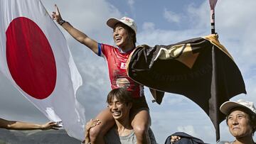 Kaede Inoue saliendo a hombros de su hermano y con una bandera de Japón tras ganar al Gran Canaria Pro-AM 2022 en Junior y en Absoluta femenina, en noviembre en Las Palmas de Gran Canaria.