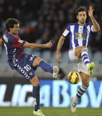 El centrocampista de la Real Sociedad Xabi Prieto disputa un balón con Mikel Arruabarrena.