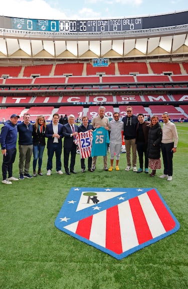 De izquierda a derecha: Oliver Weisberg (Miami Dolphins), Jim Miller (Ares Management), Sonia Cea (concejala delegada de Deporte del Ayuntamiento de Madrid), Óscar Mayo (director general de Ingresos y Operaciones del Atlético de Madrid) Enrique Cerezo (presidente del Atlético de Madrid) , José Luis Martínez-Almeida (alcalde de Madrid), Miguel Ángel Gil Marín (consejero delegado del Atlético de Madrid), Mike McDaniel (entrenador de los Dolphins), Tom Garfinkel (CEO de los Miami Dolphins), Danny Sillman (Miami Dolphins), Almudena Maíllo (concejala presidenta del Distrito de San Blas-Canillejas) y Boris Gartner (socio y presidente de Relevent).
