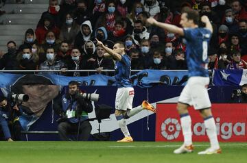 1-1. Gonzalo Escalante celebra el primer gol.