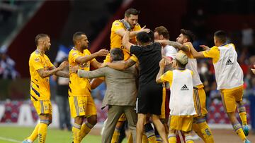 CIUDAD DE MÉXICO (MÉXICO), 12/05/2022.- Los jugadores de Tigres celebran un gol ante Cruz Azul, durante un partido de cuartos de final del torneo Clausura 2022 de la Liga MX del fútbol mexicano, hoy, en el estadio Azteca, en Ciudad de México (México). EFE/ Isaac Esquivel