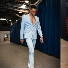 La mascota de los Raptors imita el look de Westbrook