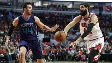 CHI010. CHICAGO (EE.UU.), 17/10/2016.- Nikola Mirotic (d) de Chicago Bulls pasa el balón junto a Frank Kaminsky III (i) de Charlotte Hornets hoy, lunes 17 de octubre de 2016, durante un juego de pretemporada de la NBA realizado en United Center en Chicago (EE.UU.). EFE/Kamil Krzaczynski