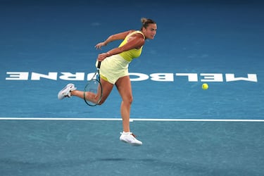  Aryna Sabalenka golpea la pelota de un revés.