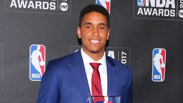 Malcolm Brogdon, de los Bucks, posa con el trofeo de novato del años.