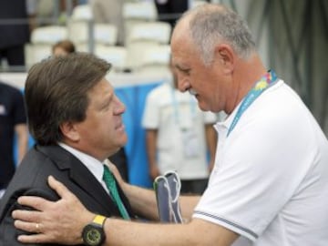 Los entrenadores, Luiz Felipe Scolari y Miguel Herrera, se saludan antes del encuentro. 