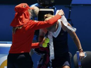 Dominika Cibulkova con una bolsa de hielo para combatir las altas temperaturas. Desde el primer día de competición el Abierto de Australia está registrando temperaturas que superan los 40ºC por la ola de calor que afecta a Melbourne.