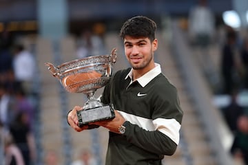 Carlos Alcaraz sostiene el trofeo de Roland Garros.