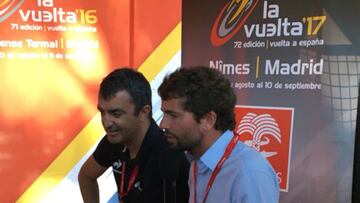 El director de la Vuelta a Espa&ntilde;a, Javier Guill&eacute;n, con uno de los delegados del Ayuntamiento de Nimes, durante la presentaci&oacute;n de la ciudad francesa como sede de salida de la Vuelta 2017.