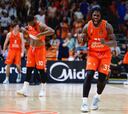 Davies acorrala al Fenerbahçe en la jaula de La Fonteta