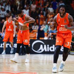 Davies acorrala al Fenerbahçe en la jaula de La Fonteta