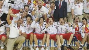 <b>¡CAMPEONES! </b>Los jugadores y el equipo técnico de la Selección Sub-20 posan junto a Sáez con la primera medalla de oro en la categoría.
