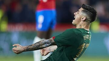 Yuri Berchiche celebra el pase a la final.