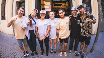 Pere Tafalla, propietario de 360bs, con el team de BMX del concurso Vans The Circle: Francina Fernandez, Gina Petrella, Katherine Rios, Queen Saray Villegas, Oriol Inglada y Fernando Marmolejo.