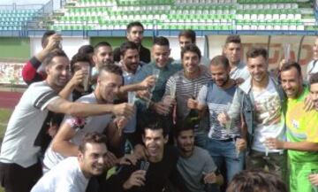 Jugadores del Villanovense celebran el emparejamiento con el Fútbol Club Barcelona en el sorteo de los dieciseisavos de la Copa del Rey. 