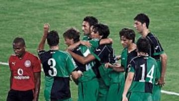 <b> CELEBRACIÓN. </b>El Racing, que estrenaba equipación, en el festejo del primero de los goles marcados ante Olympiakos.