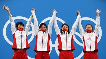 *** BESTPIX *** TOKYO, JAPAN - JULY 29: Gold medalist Junxuan Yang, Yufei Zhang, Bingjie Li and Muhan Tang of Team China pose with their gold medals for the Women's 4 x 200m Freestyle Relay Final on day six of the Tokyo 2020 Olympic Games at Tokyo Aquatics Centre on July 29, 2021 in Tokyo, Japan. (Photo by Tom Pennington/Getty Images)