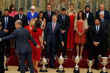 El Rey Felipe VI y la Reina Letizia se disponen a posar con los premiados. 