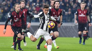 Paulo Dybala de la Juventus anota un gol ante el Mil&aacute;n durante el partido de cuartos de final de la Copa Italia.