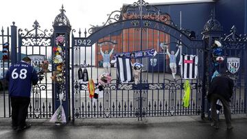 Fans leave tributes to Cyrille Regis at the Jeff Castle gates of West Bromwich Albion football club&#039;s The Hawthorns stadium in West Bromwich, Britain January 15, 2018. REUTERS/Darren Staples