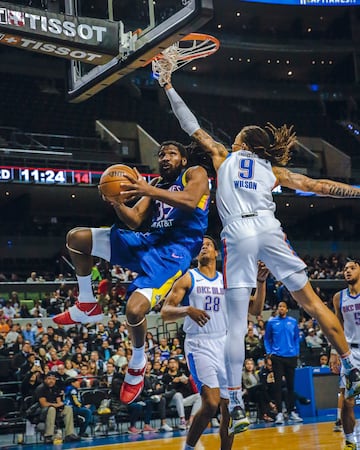 Kenneth Faried intenta anotar en un partido de los Capitanes de la Ciudad de México.