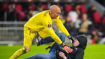 Dmitrovic consigue reducir al aficionado del PSV que salt¨® a agredirle en el Philips Stadion.