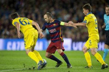 El centrocampista del FC Barcelona Andrés Iniesta y los jugadores del Bate Borisov, Mikhail Gordeychuk y Yevgeniy Yablonskiy, durante el encuentro de la cuarta jornada de la fase de grupos de la Liga de Campeones que se disputa esta noche en el Camp Nou, en Barcelona. 