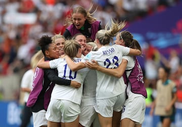 Ella Toone celebra el 1-0 para Inglaterra con sus compañeras de equipo. 