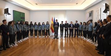 Pedro Sánchez ha recibido a las jugadoras de la selección de fútbol femenino Sub-17 tras proclamarse campeonas del mundo el pasado diciembre.