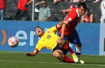 Futbol, Chile vs Colombia
Eliminatorias para Brasil 2014.
El jugador de la seleccion colombiana James Rodriguez, izquierda, disputa el balon con Gary Medel de Chile durante el partido clasificatorio al mundial de Brasil 2014 jugado en el estadio Monumental en Santiago, Chile.