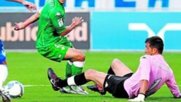 <b>REENCUENTROS. </b>Fernando jugó contra su ex equipo, el Betis. En la imagen va a por un balón que también buscó Juanito con Ricardo en el suelo.