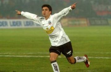 Un joven Fierro festeja un gol por los albos, en 2006.