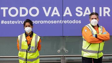 Trabajadores sanitarios del hospital de campaña montado en IFEMA para todos aquellos contagiados con coronavirus caminan por las inmediaciones, el mismo día en el que la presidenta de la Comunidad de Madrid, Isabel Díaz Ayuso, ha visitado el recinto, durante la cuarta semana de confinamiento en el país por la crisis sanitaria. En Madrid, (España), a 11 de abril de 2020.
11 ABRIL 2020;ISABEL DIAZ AYUSO;IFEMA;HOSPITAL DE CAMPAÑA;CORONAVIRUS
Jesús Hellín / Europa Press
11/04/2020