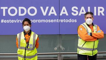 Trabajadores sanitarios del hospital de campa&ntilde;a montado en IFEMA para todos aquellos contagiados con coronavirus caminan por las inmediaciones, el mismo d&iacute;a en el que la presidenta de la Comunidad de Madrid, Isabel D&iacute;az Ayuso, ha visi