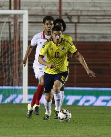 BAS207. BUENOS AIRES (ARGENTINA), 06/06/2015 - James Rodríguez (c) de Colombia controla el balón ante Costa Rica hoy, sábado 6 de Junio de 2015, durante un partido amistoso que se disputa en el estadio de Argentinos Juniors, en Buenos Aires (Argentina). Colombia se prepara para la Copa América 2015 que inicia este 11 de junio en Chile. EFE/Ricardo Pristupluk