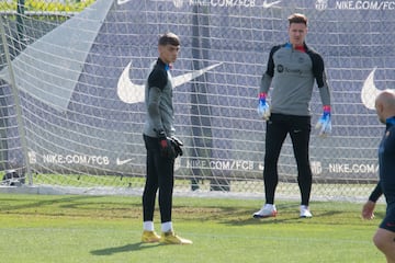 Áron Yaakobishvili junto a Ter Stegen durante un entrenamiento con el primer equipo