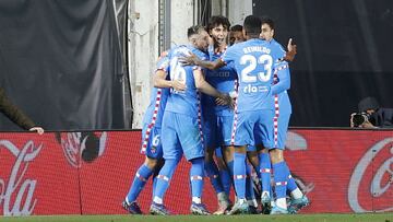 Los futbolistas del Atl&eacute;tico celebran el gol al Rayo.