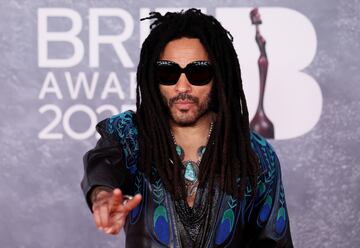 Lenny Kravitz posa en la alfombra de los Brit Awards 2025.