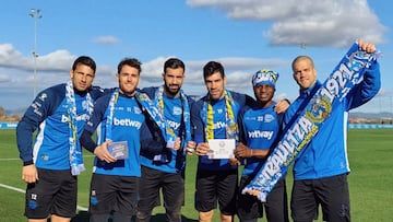 Calleri, Ibai, Pacheco, Manu, Wakaso y Laguardia, con los hinchas más ruidosos.