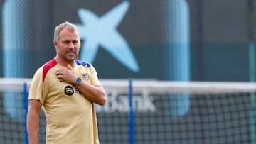 BARCELONA, 26/08/2024.- El entrenador del FC Barcelona Hansi Flick participa en el entrenamiento del primer equipo en las instalaciones de Sant Joan Despí previo al partido de la tercera jornada de LaLiga EA Sports contra el Rayo Vallecano
. EFE/ Quique García